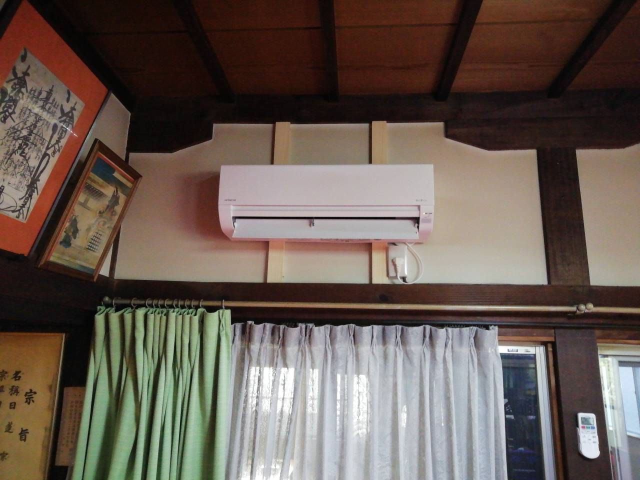 お寺の本堂にエアコン取り付け、専用回工事路